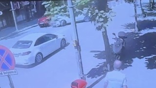 Eskişehirde U dönüşü yapan otomobile başka bir otomobilin çarpma anı kamerada