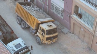 Eskişehirde yol çöktü, belediyeye ait kamyon çukura düştü