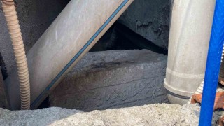 Eyüpsultanda üzerinden borular geçen türbe harabeye döndü