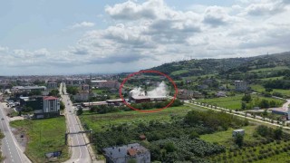 Fabrika bacasından çıkan duman korkuttu