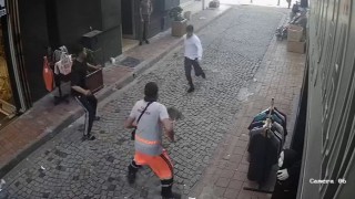 Fatihte tramvayda telefon çaldıktan sonra kaçan hırsıza, temizlik personelinden süpürgeli müdahale kamerada