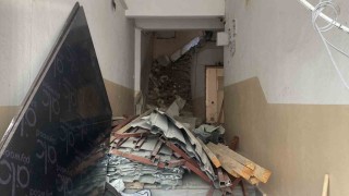Fatihte yıkım sırasında bina çöktü: 2 yaralı