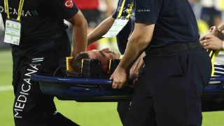 Fenerbahçeli oyuncu Kerem Aktürkoğlu, Konyaspor maçında kafasına aldığı darbe sonucu kafa travması geçirirken, kontrol amacıyla hastaneye götürüldü.