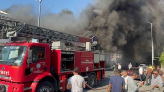 Fethiyede ayakkabı mağazası alevlere teslim oldu