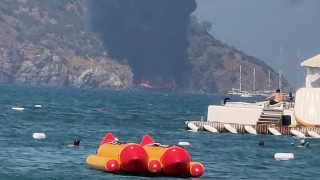 Fethiyede gezi teknesi alev aldı: 115 kişi denize atladı