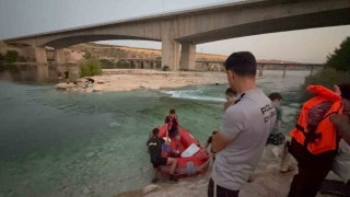 Fırat Nehrinde su seviyesinin yükselmesi ile mahsur kalan 10 kişi kurtarıldı