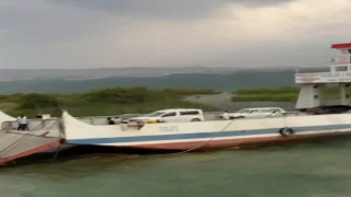 Fırtına feribotun iskeleyeye yanaşmasına izin vermedi