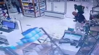 Fırtınada camları patlayan eczanedeki panik anları kameraya yansıdı