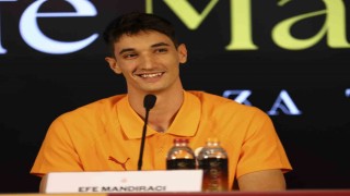 Galatasaray, yeni transferi Efe Mandıracı için imza töreni düzenledi
