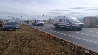 Gaziantepte 2 otomobil kavşakta çarpıştı