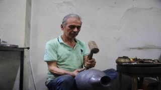 Gaziantepte 57 yıllık bakır ustası mesleğinin yok olmasından endişe ediyor