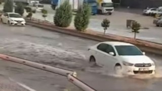 Gaziantepte sağanak yağış cadde ve sokakları göle çevirdi