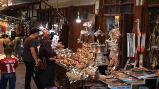 Gaziantepte sıcak havaya rağmen Bakırcılar Çarşısında yoğunluk