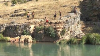 Gaziantepte sıcaktan bunalan gençler Sıtma Pınar Çayına akın etti