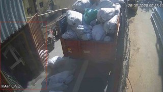 Gaziosmanpaşada işçinin yaralandığı asansör kazası kamerada