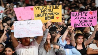 Gaziosmanpaşada Yıldız Tilbe, İstiklal Marşını 200 bin kişiyle okudu