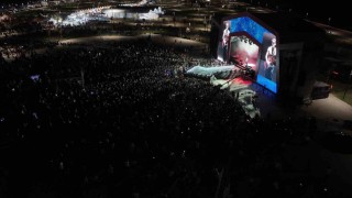 Geleneksel Sincan Yaz Festivalinde Mavi Gri konser verdi