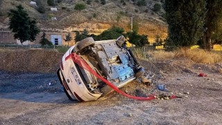 Gelin aracının lastiği patladı, otomobil takla attı