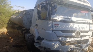 Gelin konvoyuna çarpmamak için manevra yapan tanker yoldan çıktı