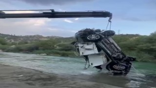 Göksu Çayına düşen araç çıkarıldı