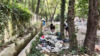 Gördükleri manzaraya duyarsız kalmayıp, eldiven ve maskeyle temizlik yaptılar