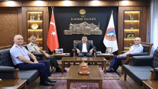 Görev sürelerini tamamlayan komutanlardan Vali Çiçeke ziyaret