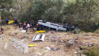 (Güncellendi) Minibüs şarampole uçtu: 4 ölü, 10 yaralı