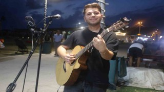 Gündüzleri elektrik tesisatı döşüyor, geceleri gitar çalıyor