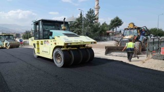 Güneşli Mahallesi Fidanlık Caddesinde asfalt çalışmaları tamamlanıyor