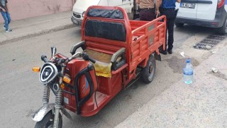 Hafif ticari araç elektrikli motosikletle çarpıştı: 5 yaralı