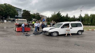Hafif ticari araç ile traktör çarpıştı