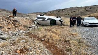 Hafif ticari araç takla attı: 6 yaralı