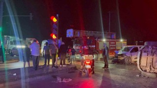 Hafif ticari araçla çarpışan SUV yan yattı: 1i ağır, 1i bebek, toplam 7 yaralı