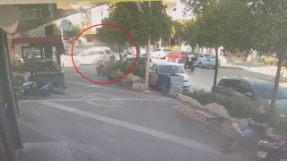 Hafif ticari araçla motosikletin çarpışma anı kamerada: 1 yaralı
