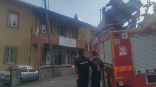 Hakkaride çatıda mahsur kalan işçi kurtarıldı