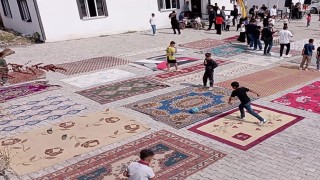 Halı sahaları olmayınca 20den fazla halıyı yan yana serip kendi sahalarını yaptılar