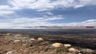 Hasat edilmiş buğday tarlasında çıkan yangın yerleşim yerlerine sıçramadan söndürüldü