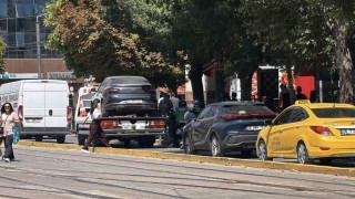 Hatalı park, cadde trafiğini kilitledi