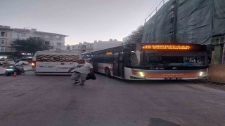 Hatalı park edilen servis aracı trafiğin tıkanmasına sebep oldu