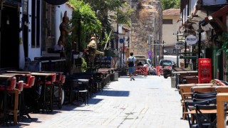 Hava kararınca nüfusunun 100 katını ağırlıyor