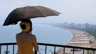 Hava sıcaklığının 34 derece ölçüldüğü Antalyada deniz suyu sıcaklığı 30 dereceyi gördü