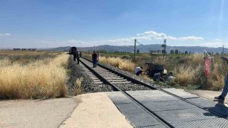 Hemzemin geçitte tren pat pata çarptı: 1 ölü, 2 yaralı