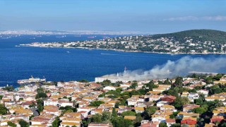 Heybeliada Deniz Harp Okulundaki yangına müdahale sürüyor