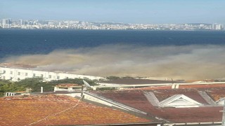 Heybeliada Deniz Harp Okulunun çatısında tadilat sırasında yangın çıktı. Olay yerine çevre ilçelerden çok sayıda itfaiye ekibi sevk edilirken, yangına müdahale devam ediyor.