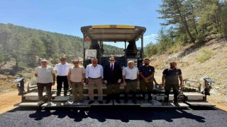 Hisarcık Kızılçukur-Alınören yolunda sıcak asfalt çalışması sürüyor