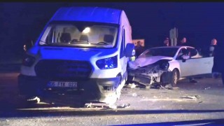 Hisarcıkta otomobil ile minibüs çarpıştı: 3 yaralı