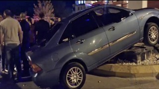 Hisarcıkta otomobil orta refüje çıktı: Sürücü yaralandı