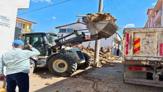 Hisarcıkta riskli metruk bina kontrollü şekilde yıkıldı
