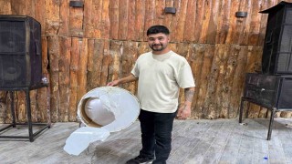 Iğdırda düğünde ilginç anlar: Davulunu kırıp paraları topladı