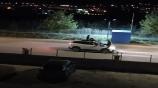 İki kadının seyir halindeki otomobilin üstünde tehlikeli yolculuğu kamerada